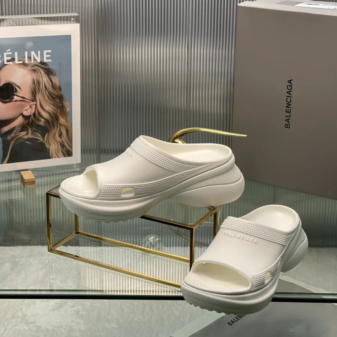 👟👟Ex-factory price 380👟👟 35-41 ‍🔥 ‍🔥 ‍🔥Balenciaga’s latest hole-in-the-wall slippers are now available! 🎉🎉🎉A sandal that is popular on Instagram, 🎊🎊🎊 and all major platforms of Xiaohongshu! Made of high-tech materials and molded in one piece, it is lightweight, wear-resistant, and waterproof! ✨✨✨ The heel height is 6CM. The colors are being added one after another to meet your various color combinations and different needs. A very cost-effective product!